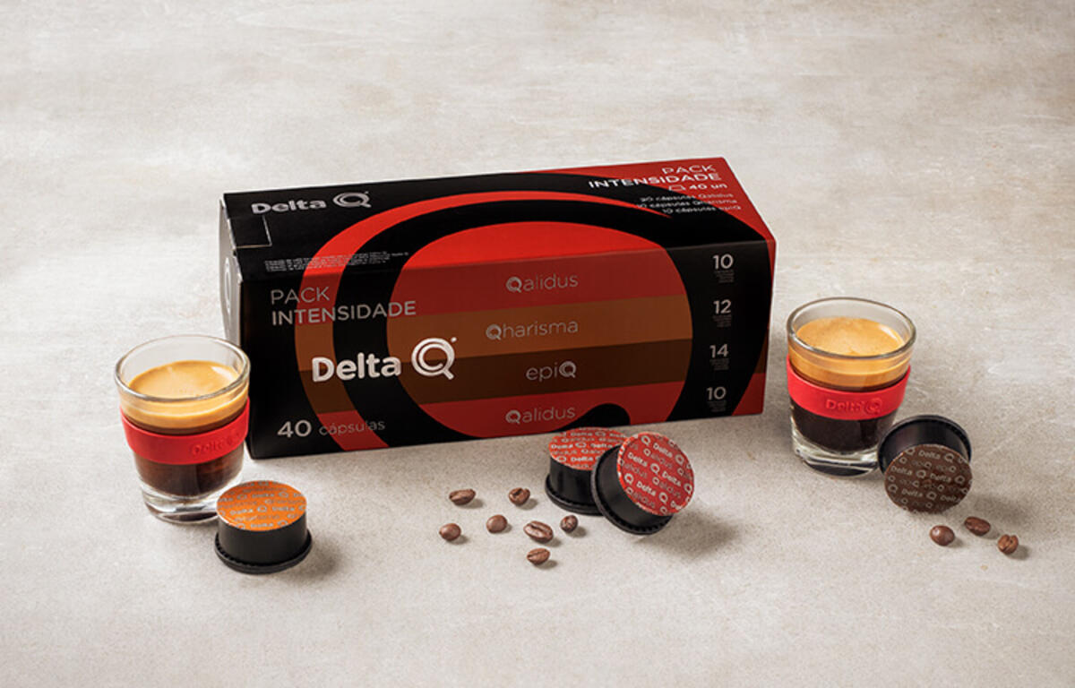 Caja de café intenso y vasos de café