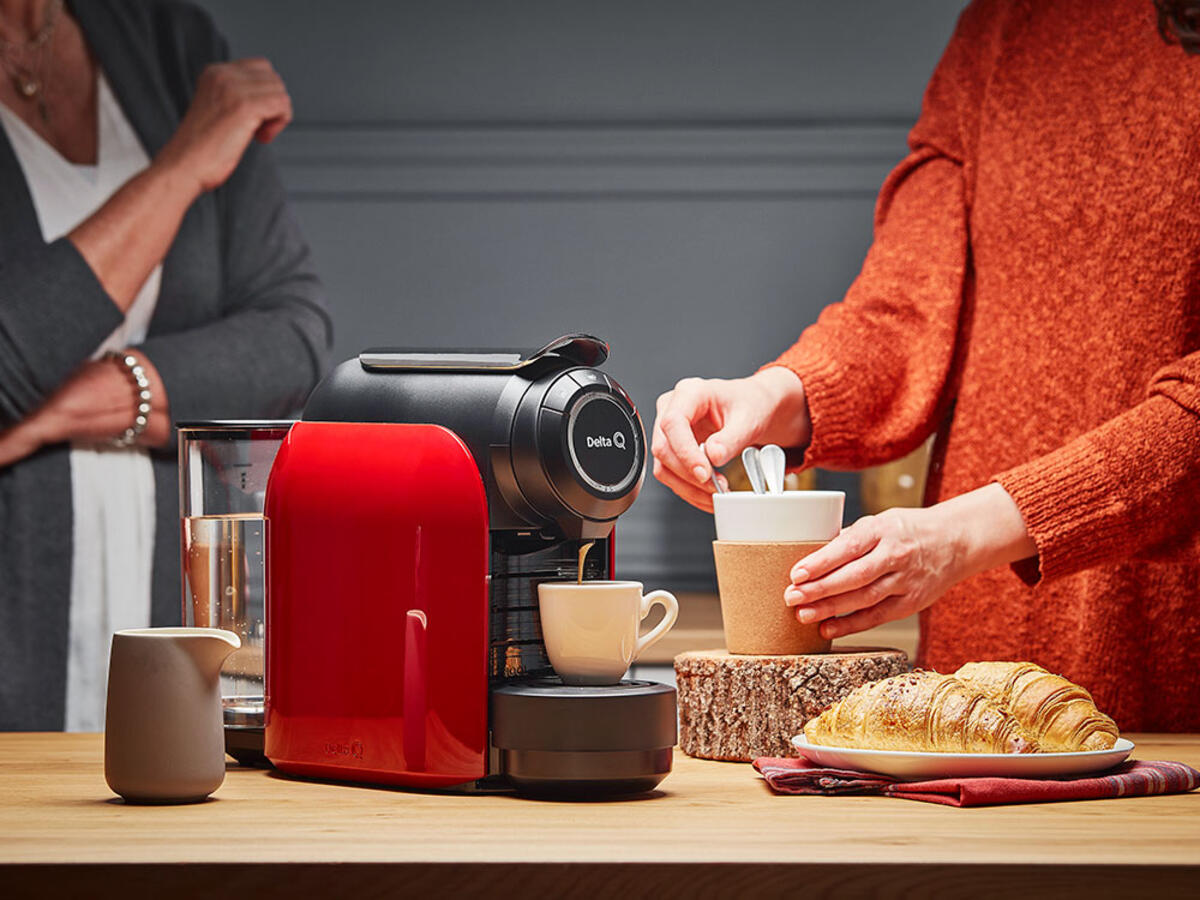 Cafetera de cápsulas en el desayuno